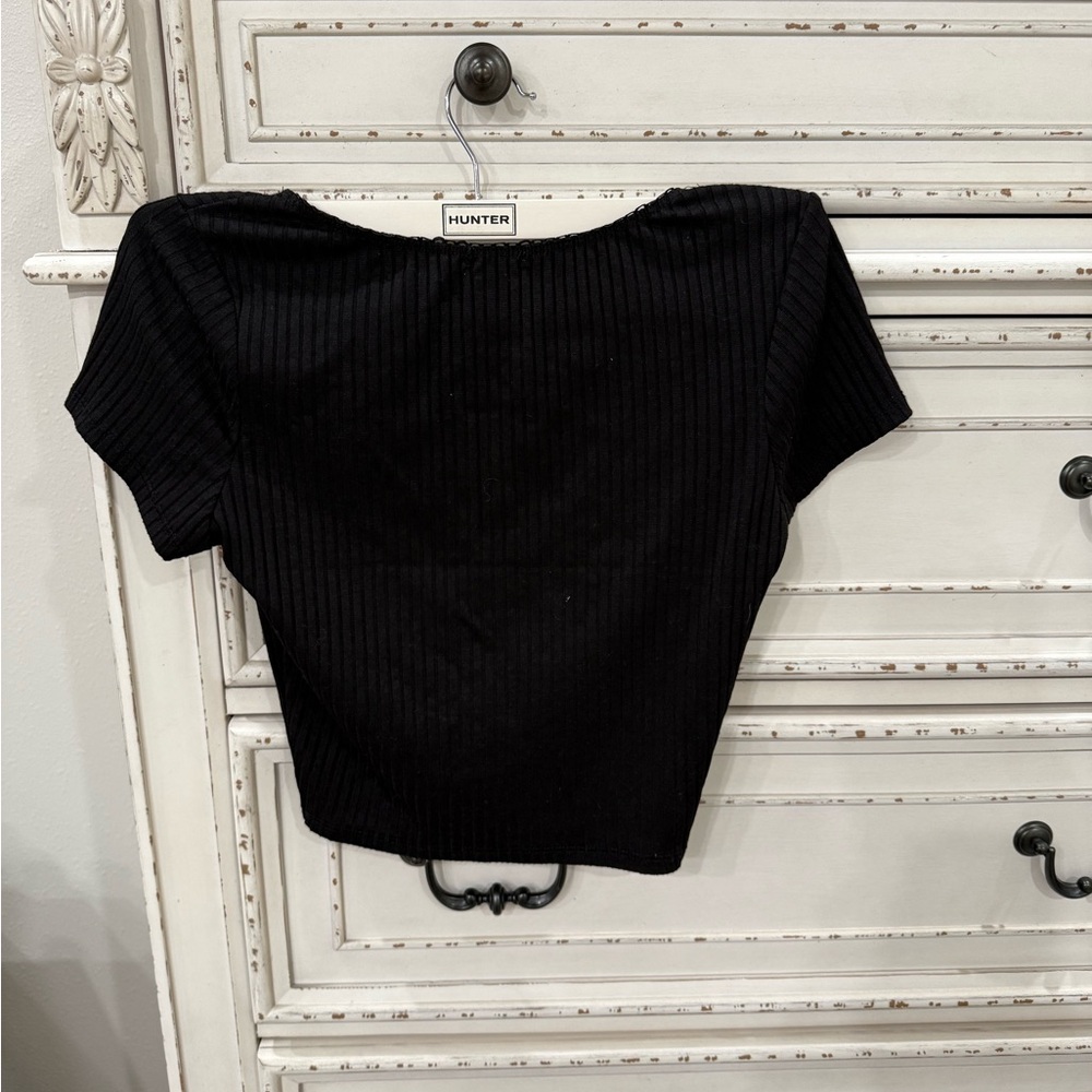 Cute basic black top - Picture 2 of 3